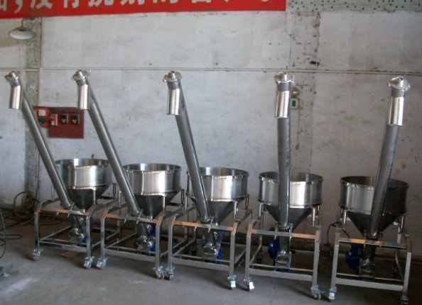 elevators in stock csavaros adagoló lift sorban.jpg