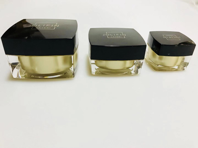 négyzet alakú fekete üvegek a kupak lezárásához